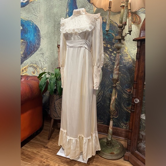 EUC vintage 1970’ victorian Gunne Sax gown 
 Elegant Cream Lace. - Picture 3 of 14